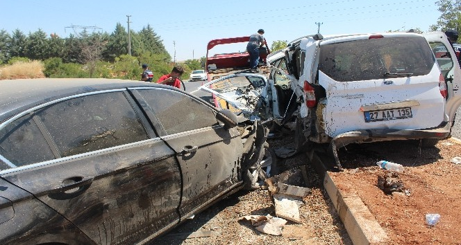 Gaziantep'te iki araç kafa kafaya çarpıştı: 2'si ağır 7 yaralı